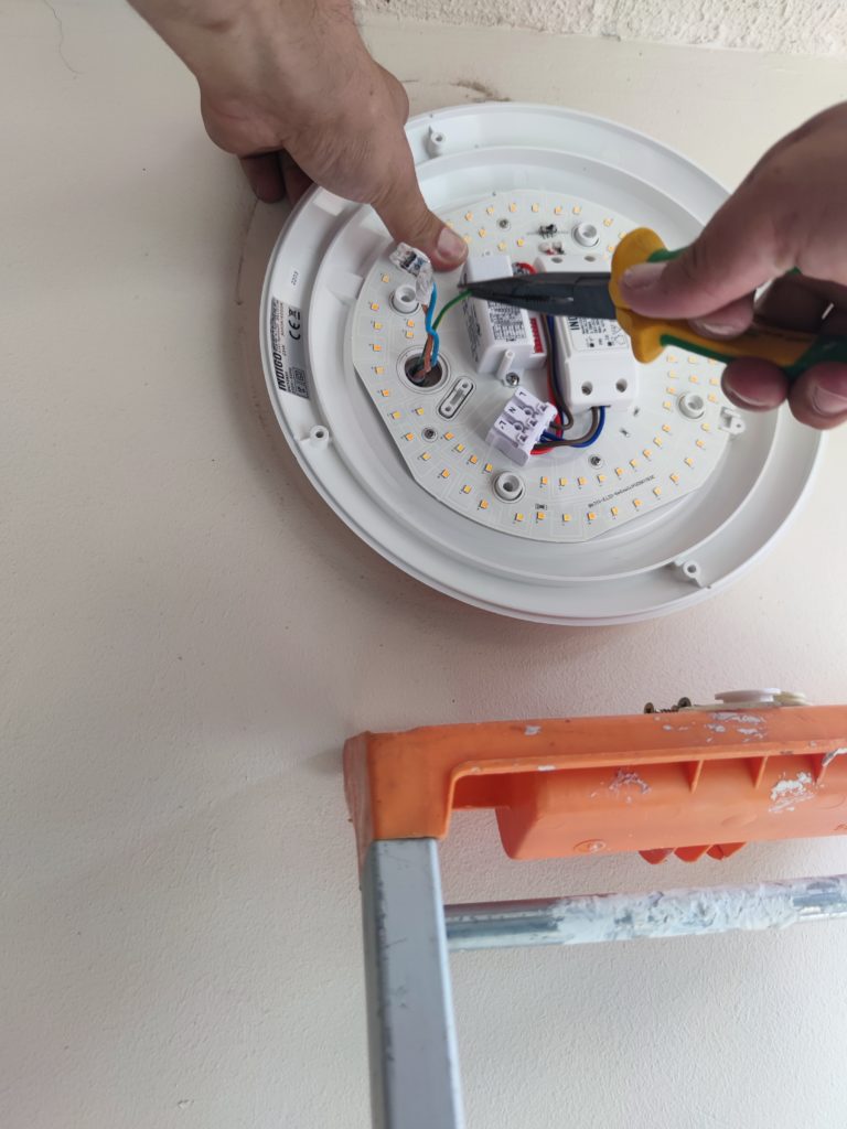 installation d'une hublots a detection a l'exterieure d'une batiment.