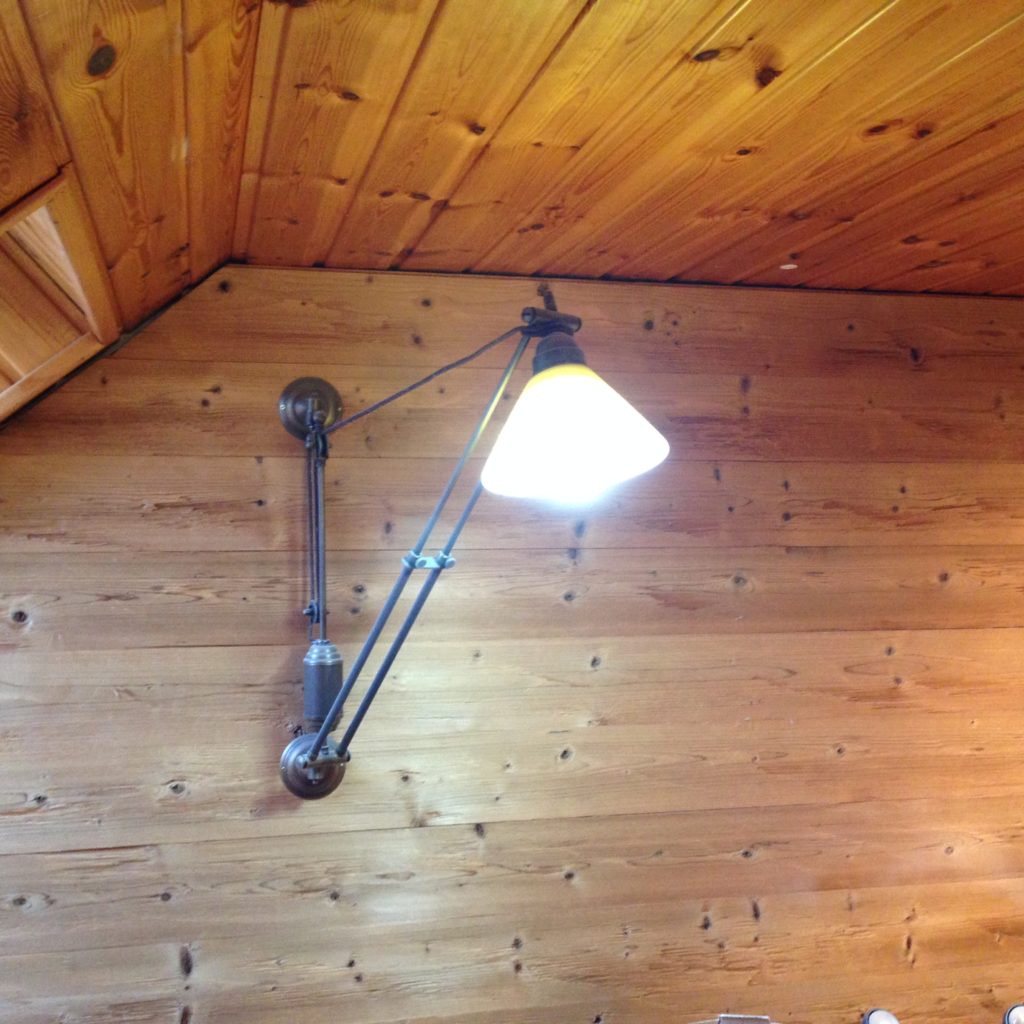 une applique lumineuse fixer sur un bardage en bois.