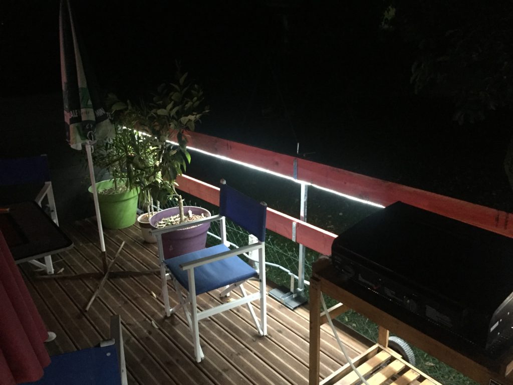 bandeau lumineux installer tout autour d'une terrasse.