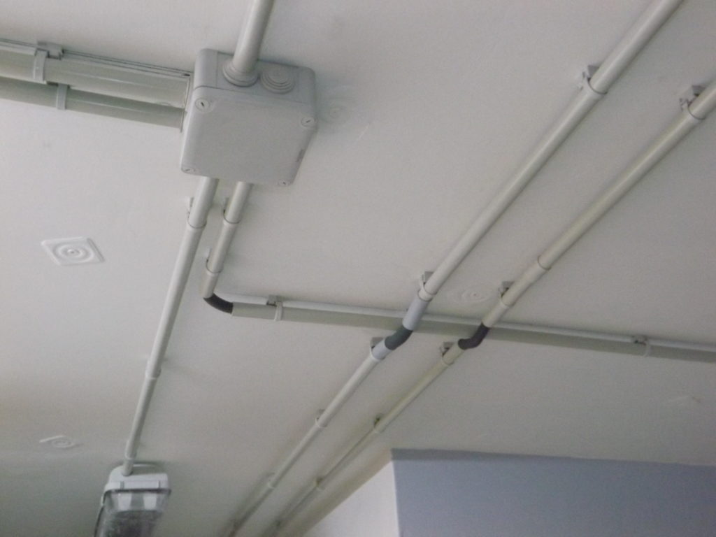 Installation électrique en apparent, au plafond réaliser en tube iro.