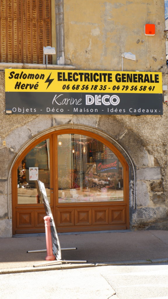 vitrine de la devanture du bureau de SARL herve SALOMON, situer a la chambre (73)