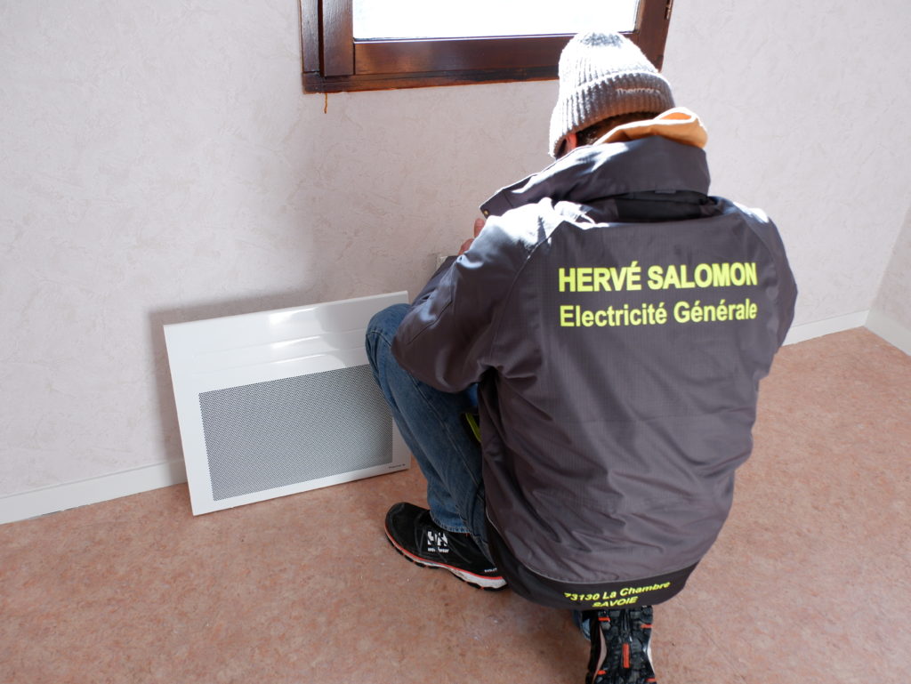 SALOMON hervé acroupi, nous tounant le dos et un radiateur poser a terre devant lui. 