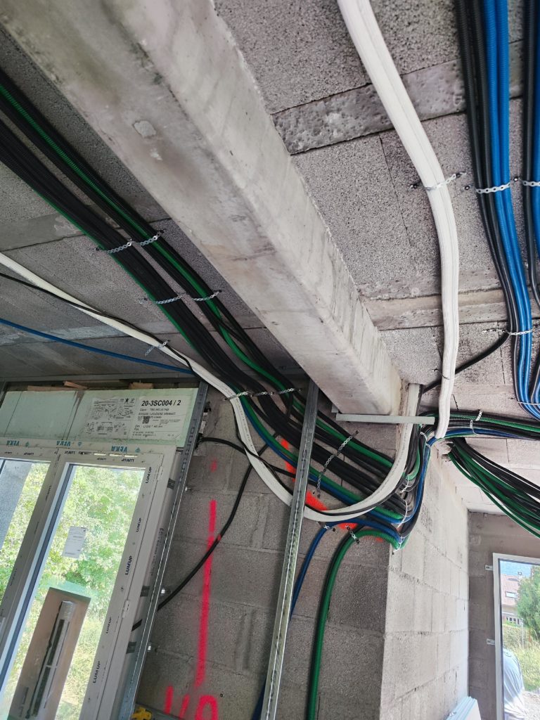 des gaines electriques joliment installer sur un plafond avant que se dernier ne soit fermé.