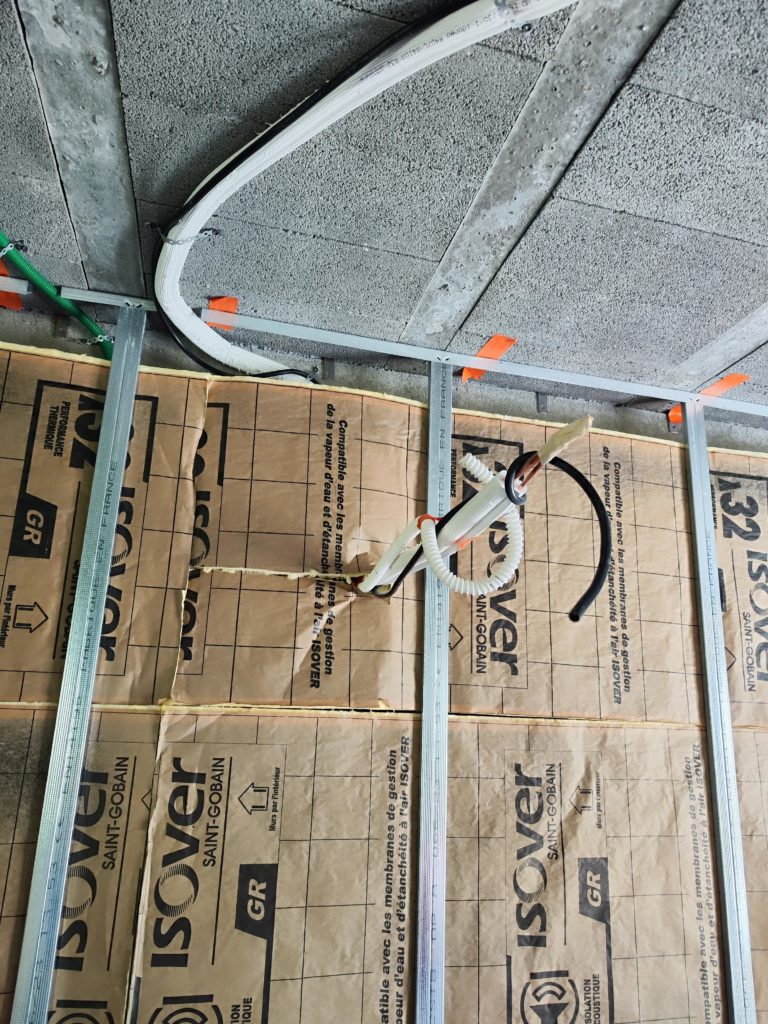 arriver de tuyaux pour une climation au niveau d'un doublage