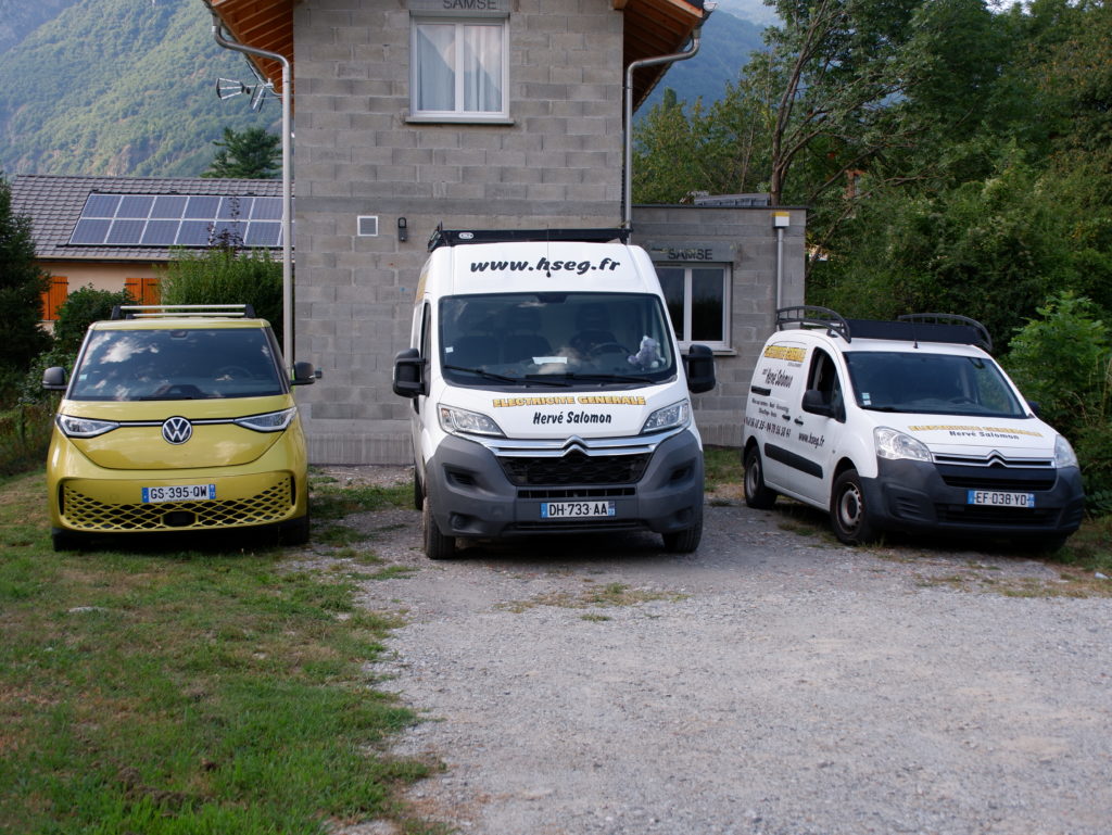 Les trois véhicules de l'entreprise. un fourgeon citroën blanc, un berlingo blanc et le dernier arrivé, un ID BUZZ électrique.