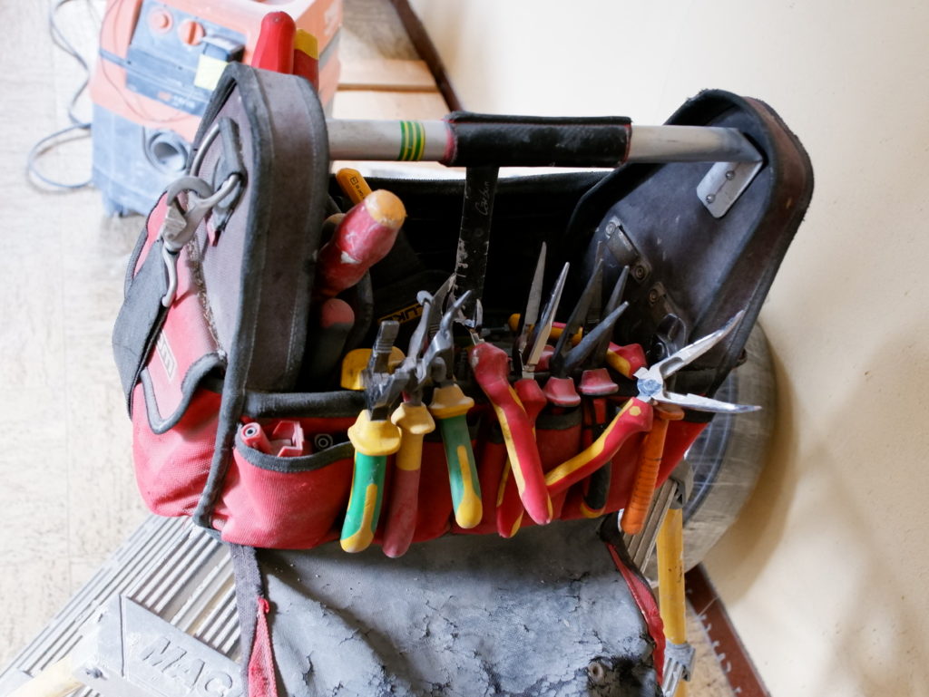 photo de la sacoche de travail avec les outils à l'interieure
